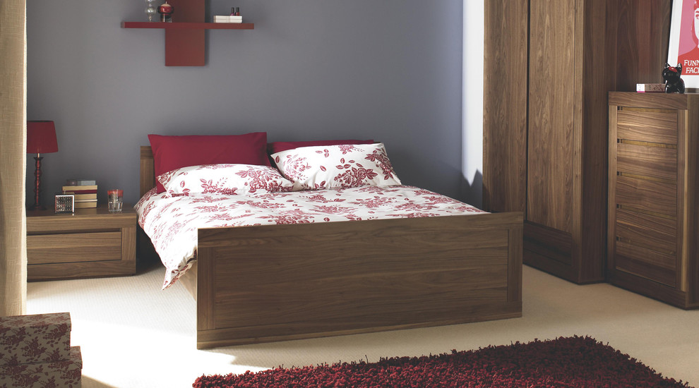 Источник вдохновения для домашнего уюта: хозяйская спальня среднего размера в современном стиле с синими стенами и ковровым покрытием