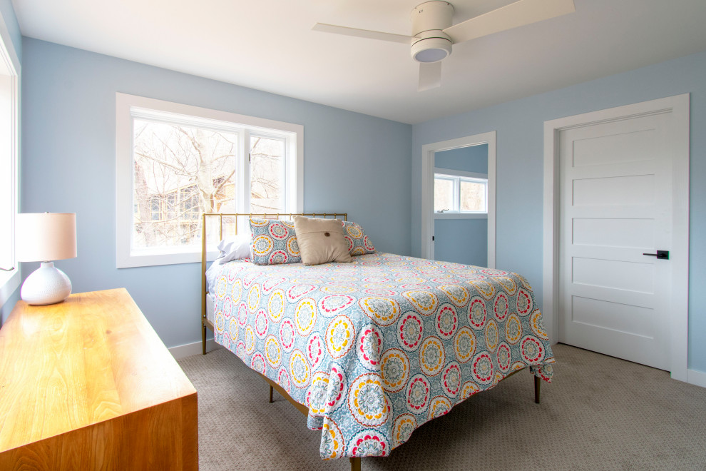 Modelo de habitación de invitados contemporánea grande con paredes azules, moqueta y suelo beige