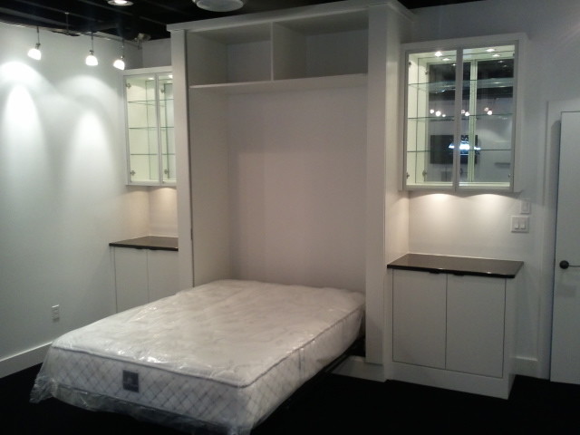 Esempio di una piccola camera da letto etnica con pareti bianche e moquette