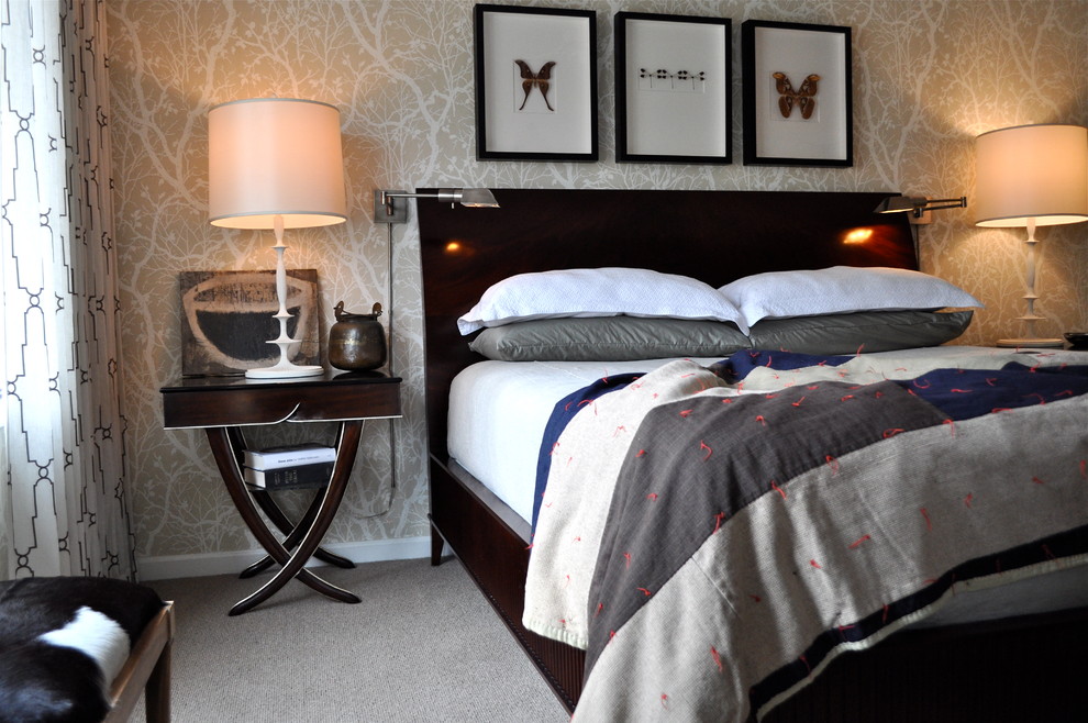 Modelo de dormitorio principal tradicional de tamaño medio sin chimenea con paredes beige y moqueta