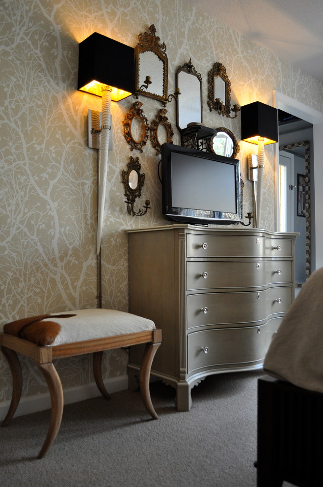 Modelo de dormitorio principal clásico renovado de tamaño medio sin chimenea con paredes beige y moqueta