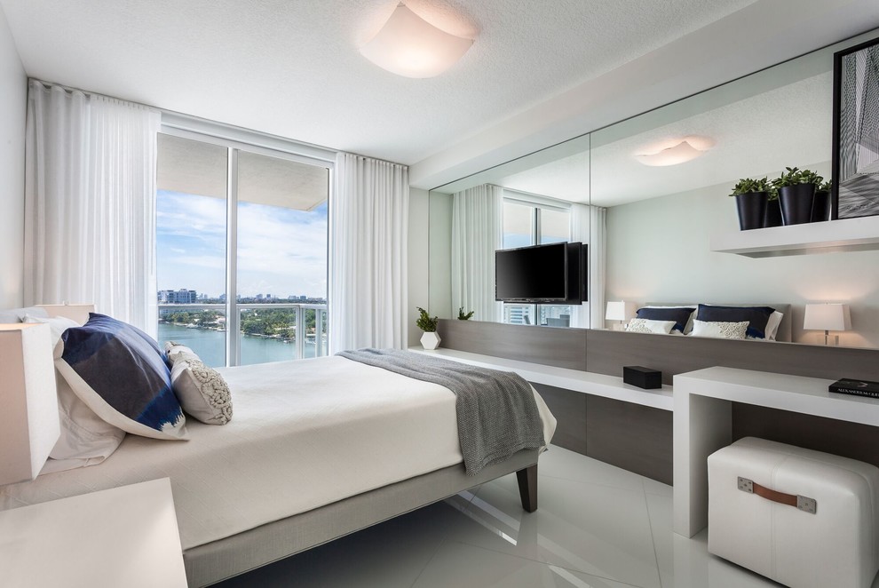 Mittelgroßes Modernes Gästezimmer ohne Kamin mit weißer Wandfarbe, Keramikboden und weißem Boden in Miami