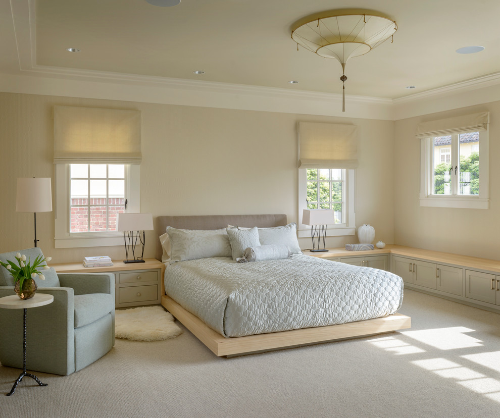 Modelo de dormitorio principal clásico renovado con paredes beige y moqueta