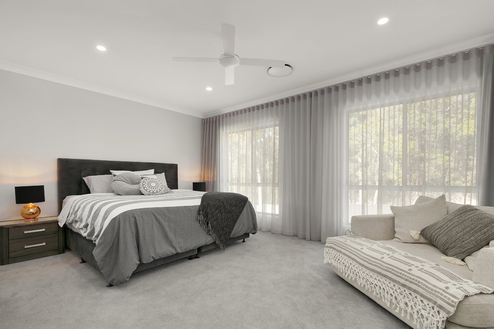 Aménagement d'une chambre contemporaine avec un mur gris et un sol gris.