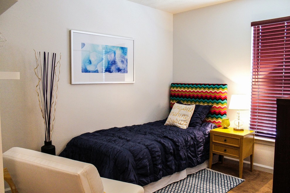 Idee per una piccola camera da letto contemporanea con pareti bianche