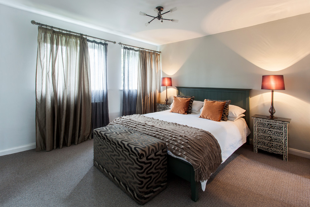 Foto de dormitorio clásico renovado con paredes grises y moqueta
