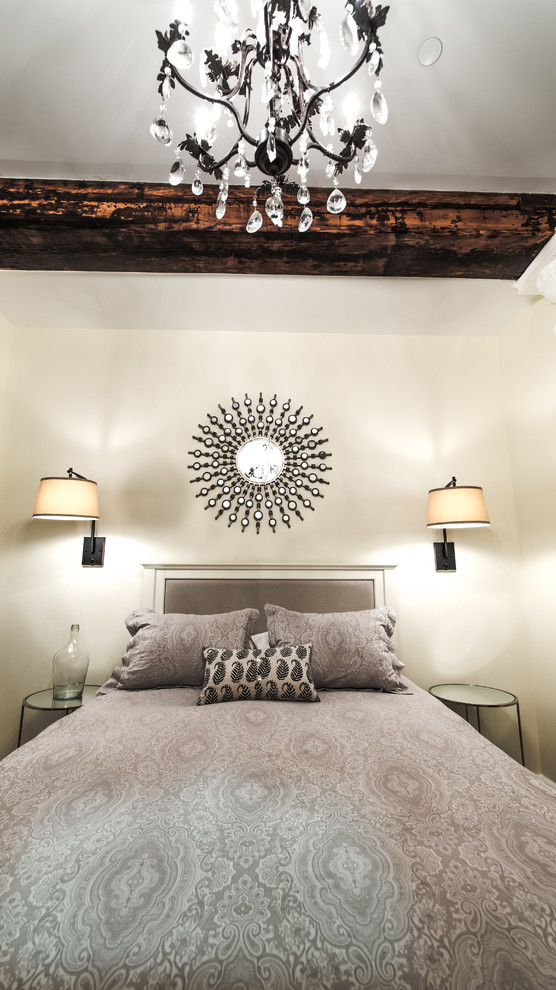 Diseño de habitación de invitados actual pequeña con suelo de madera clara