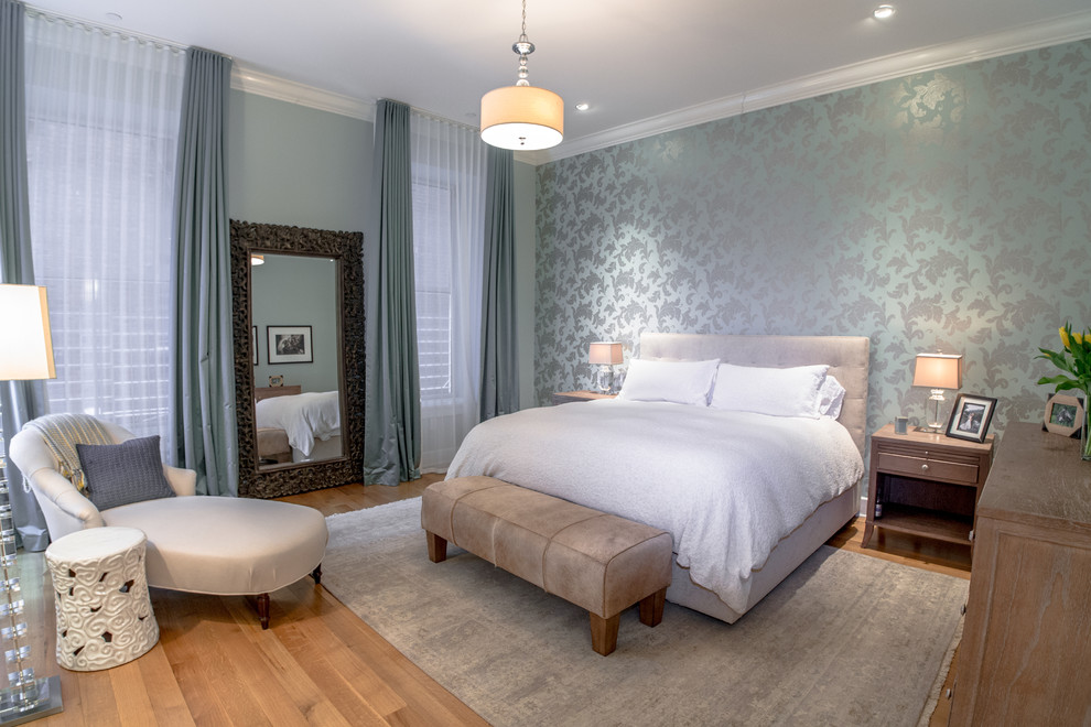 Ejemplo de dormitorio principal actual con paredes azules y suelo de madera clara