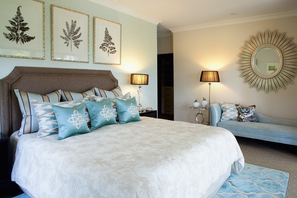 Imagen de dormitorio tradicional renovado sin chimenea con paredes azules y moqueta