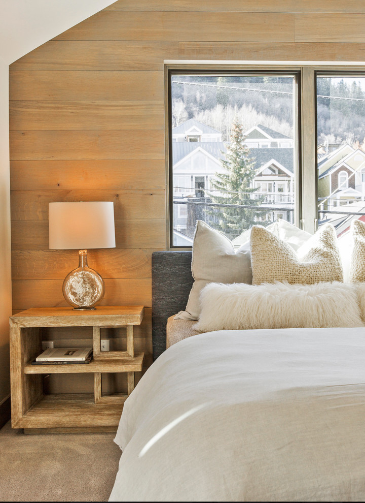 Mittelgroßes Country Hauptschlafzimmer ohne Kamin mit weißer Wandfarbe, Teppichboden und grauem Boden in Salt Lake City