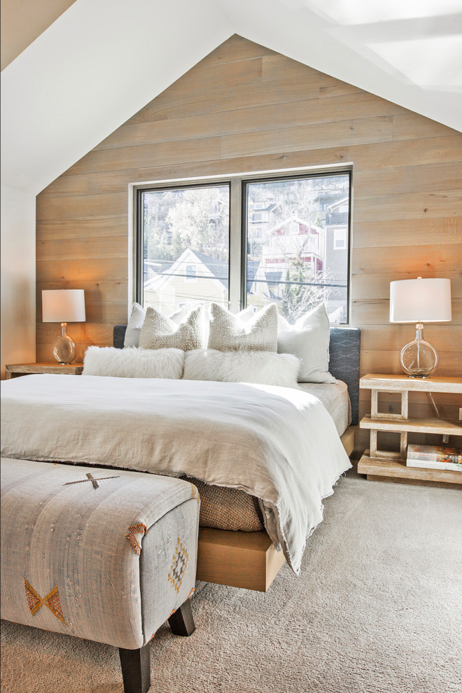 Foto de dormitorio principal campestre de tamaño medio sin chimenea con paredes blancas, moqueta y suelo gris