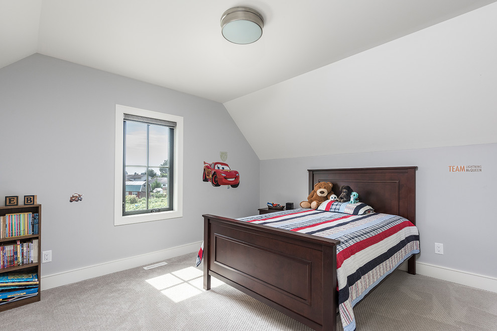 バンクーバーにある広いカントリー風のおしゃれな客用寝室 (グレーの壁、カーペット敷き、ベージュの床)