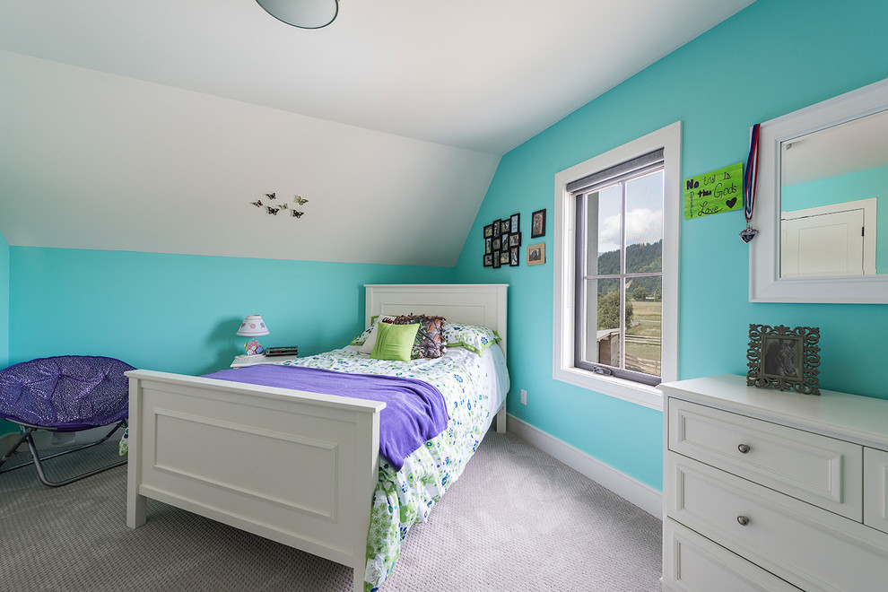 Ispirazione per una grande camera degli ospiti country con pareti blu, moquette e pavimento beige