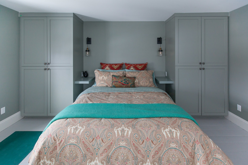 トロントにある中くらいなコンテンポラリースタイルのおしゃれな客用寝室 (緑の壁、塗装フローリング、グレーの床) のインテリア