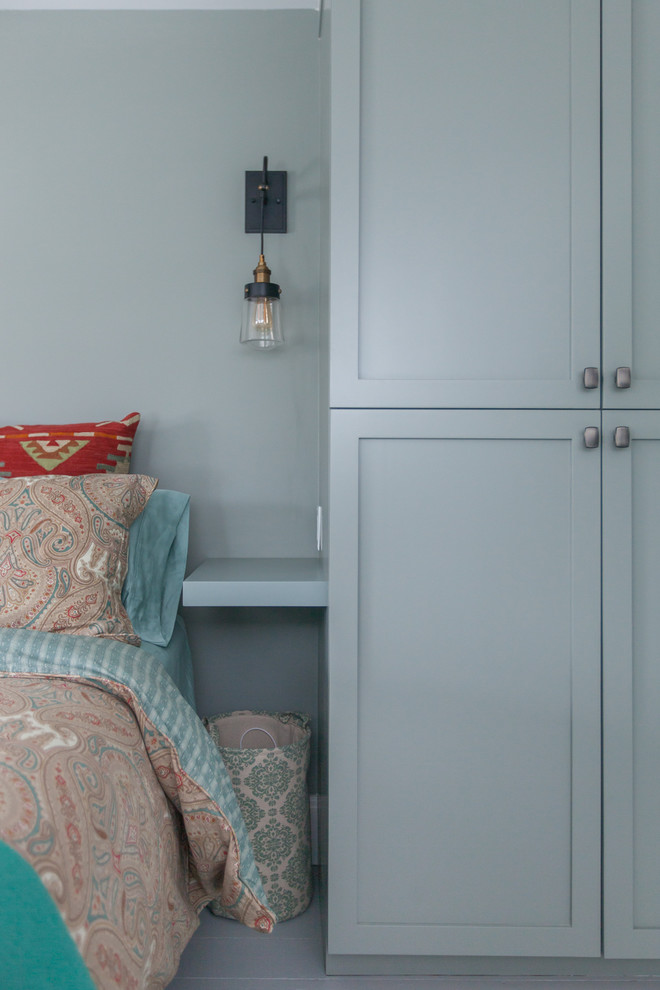 Ejemplo de habitación de invitados actual de tamaño medio con paredes verdes, suelo de madera pintada y suelo gris