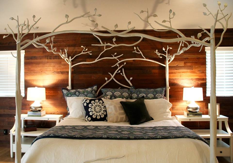 Foto de dormitorio principal de estilo de casa de campo con paredes grises y suelo de madera clara
