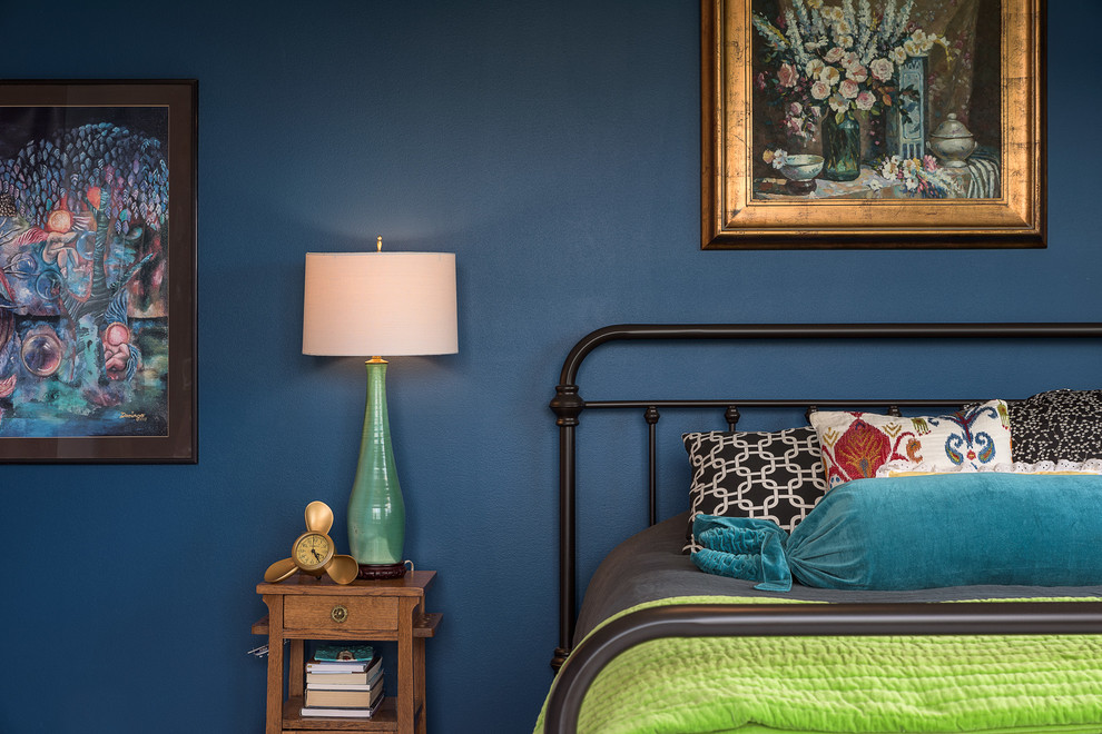 Bild på ett stort vintage sovloft, med blå väggar, målat trägolv, en hängande öppen spis och vitt golv