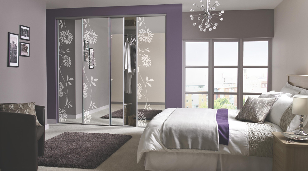 Großes Modernes Hauptschlafzimmer mit lila Wandfarbe und Teppichboden in Hampshire