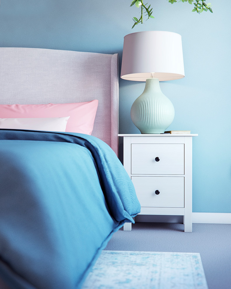 На фото: хозяйская спальня среднего размера в стиле неоклассика (современная классика) с синими стенами, ковровым покрытием и серым полом без камина с