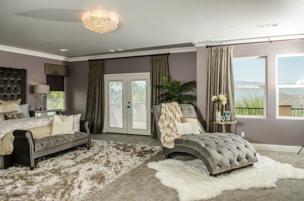 Idée de décoration pour une grande chambre tradition avec un mur violet, aucune cheminée et un sol gris.