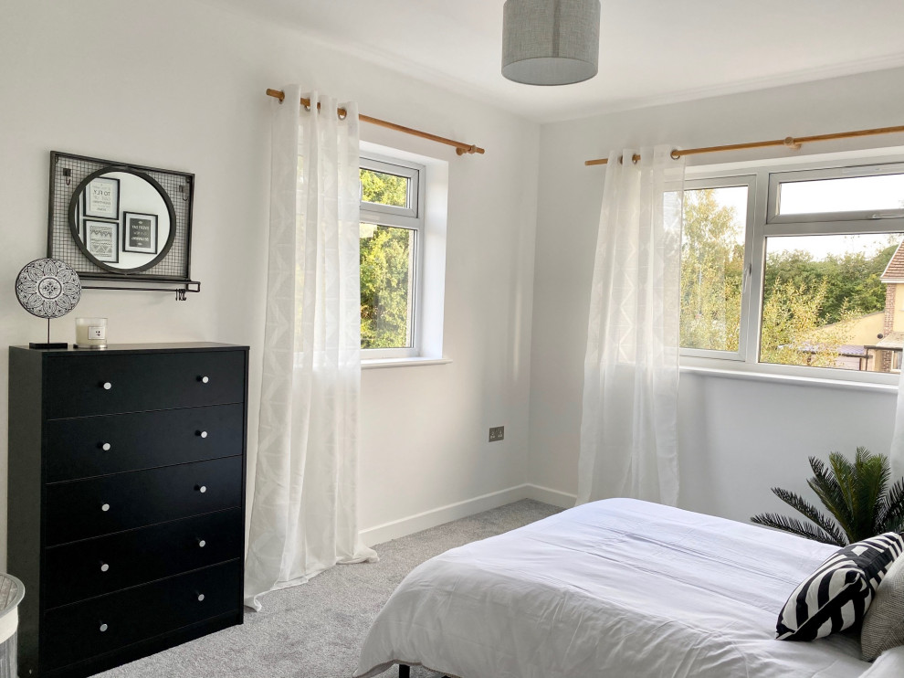 На фото: маленькая хозяйская спальня в современном стиле с белыми стенами, ковровым покрытием и серым полом для на участке и в саду
