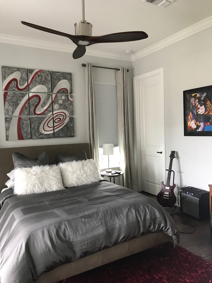 Ejemplo de habitación de invitados contemporánea de tamaño medio con paredes grises, suelo de madera en tonos medios y suelo marrón