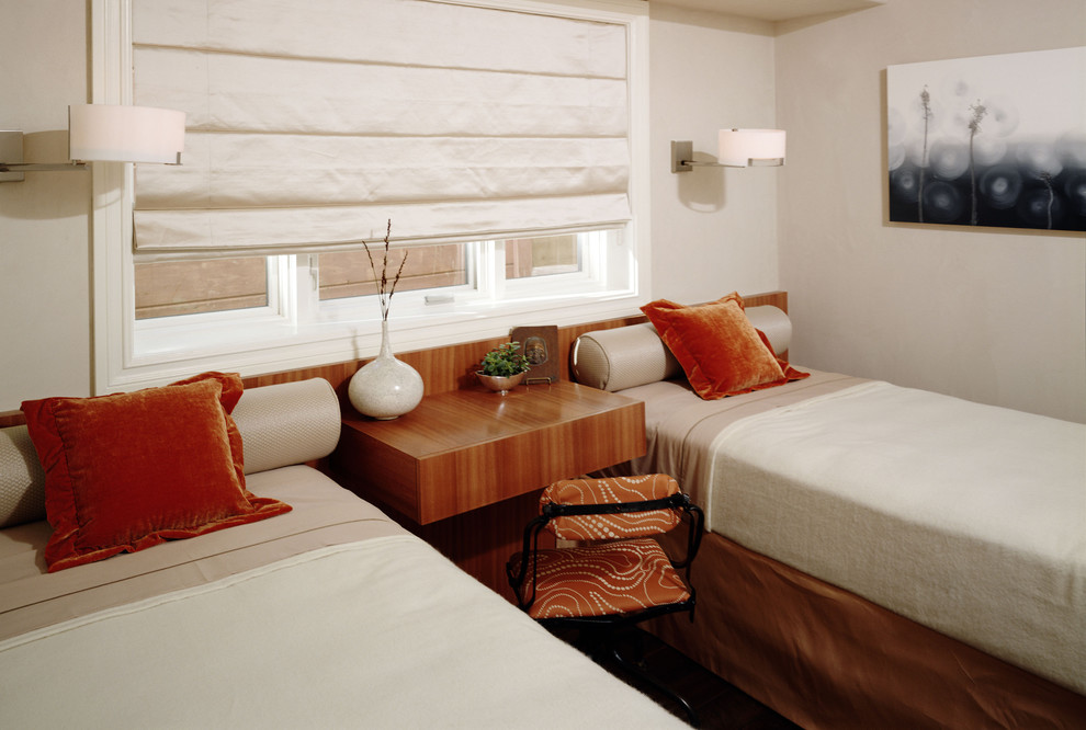 Foto de habitación de invitados actual con paredes beige