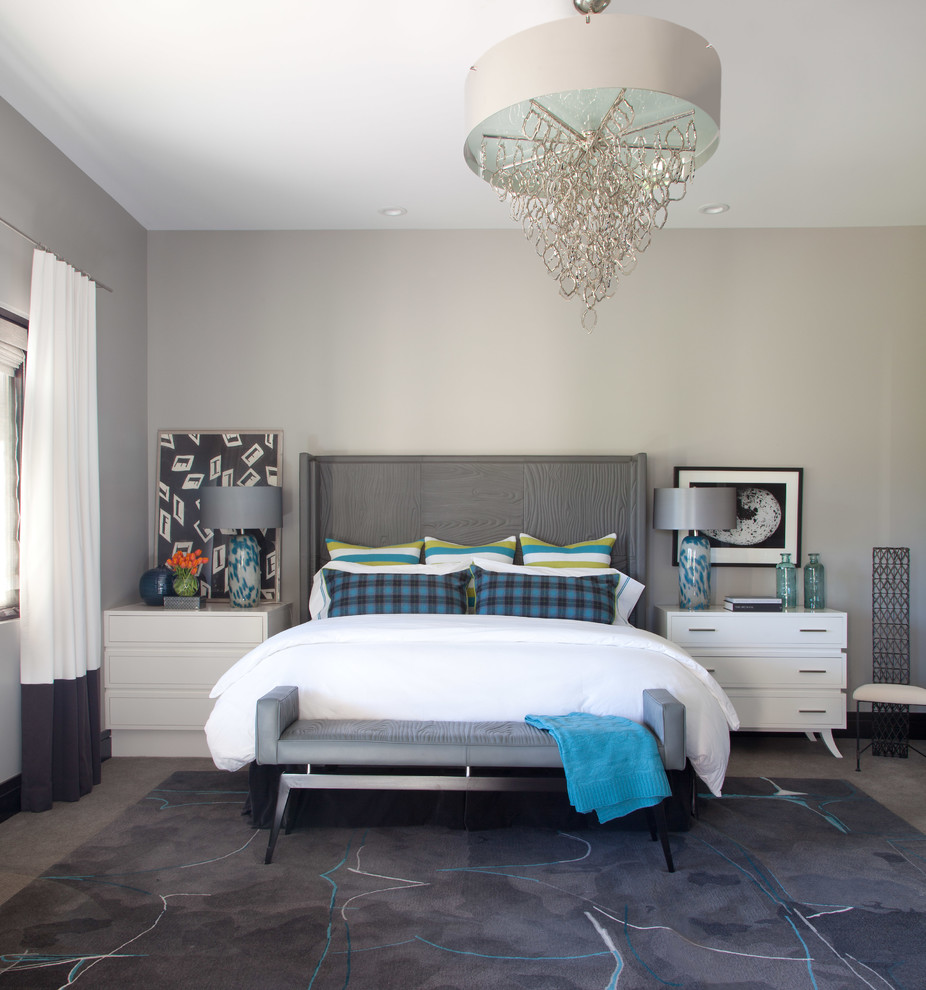 Diseño de dormitorio contemporáneo sin chimenea con paredes grises y moqueta