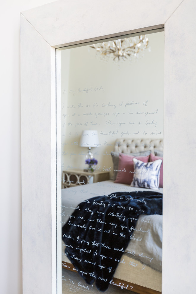 Imagen de habitación de invitados actual con paredes blancas y moqueta