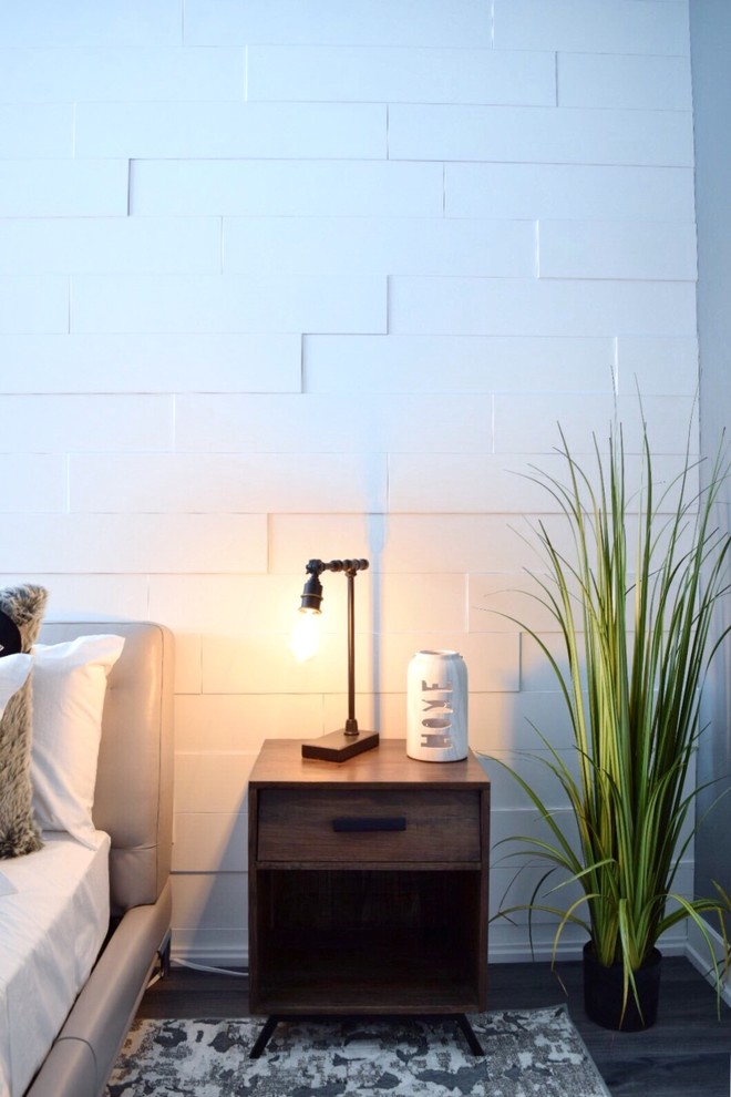 Immagine di una camera degli ospiti design di medie dimensioni con pareti bianche, parquet scuro e nessun camino