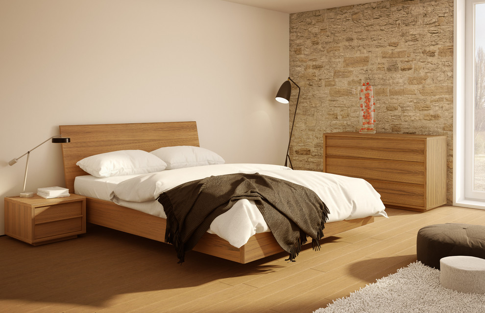 На фото: большая хозяйская спальня в современном стиле с белыми стенами, светлым паркетным полом и бежевым полом без камина с