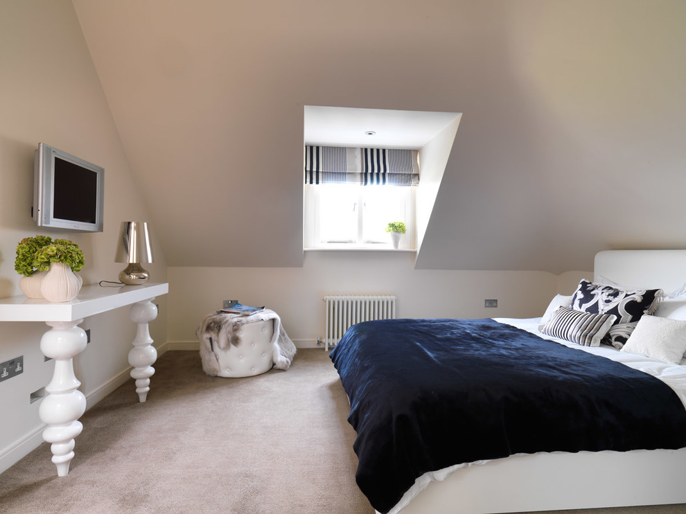 Eklektisches Gästezimmer ohne Kamin mit weißer Wandfarbe und Teppichboden in London