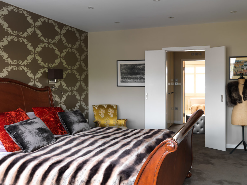 ロンドンにある中くらいなコンテンポラリースタイルのおしゃれな主寝室 (マルチカラーの壁、カーペット敷き、暖炉なし)