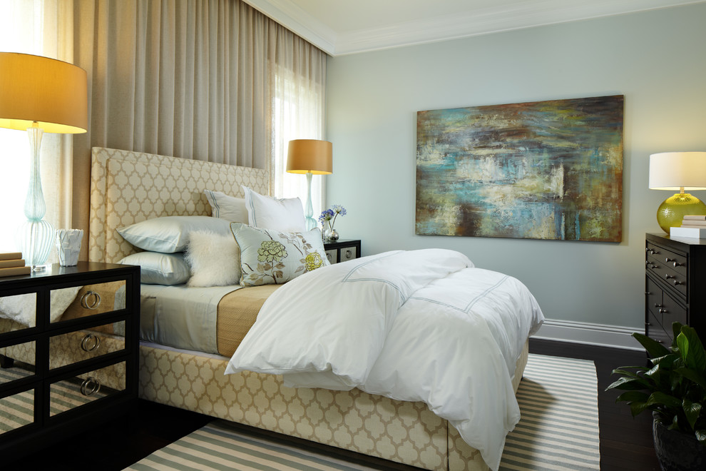 Diseño de habitación de invitados tradicional de tamaño medio con paredes azules y suelo de bambú