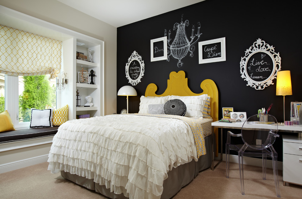 タンパにあるエクレクティックスタイルのおしゃれな客用寝室 (黒い壁、カーペット敷き) のレイアウト