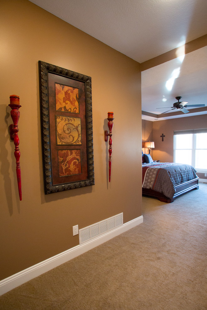 Imagen de dormitorio principal clásico renovado de tamaño medio sin chimenea con paredes marrones y moqueta