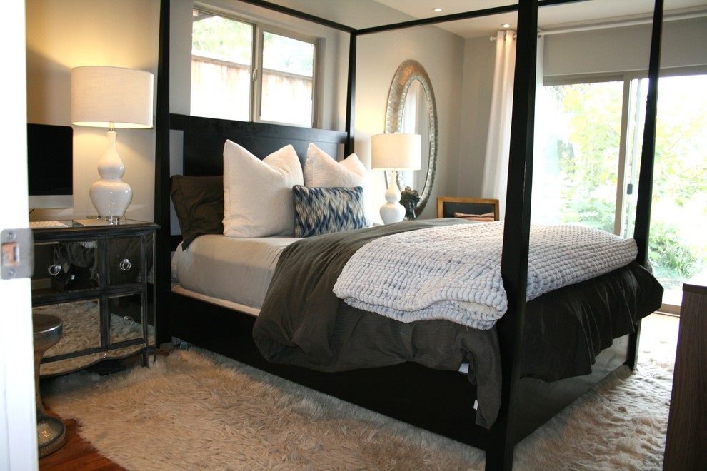 サンルイスオビスポにある中くらいなトランジショナルスタイルのおしゃれな主寝室 (グレーの壁、無垢フローリング、暖炉なし、茶色い床) のレイアウト