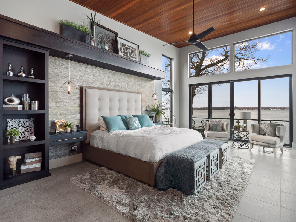 Modernes Schlafzimmer mit weißer Wandfarbe und grauem Boden in Sonstige
