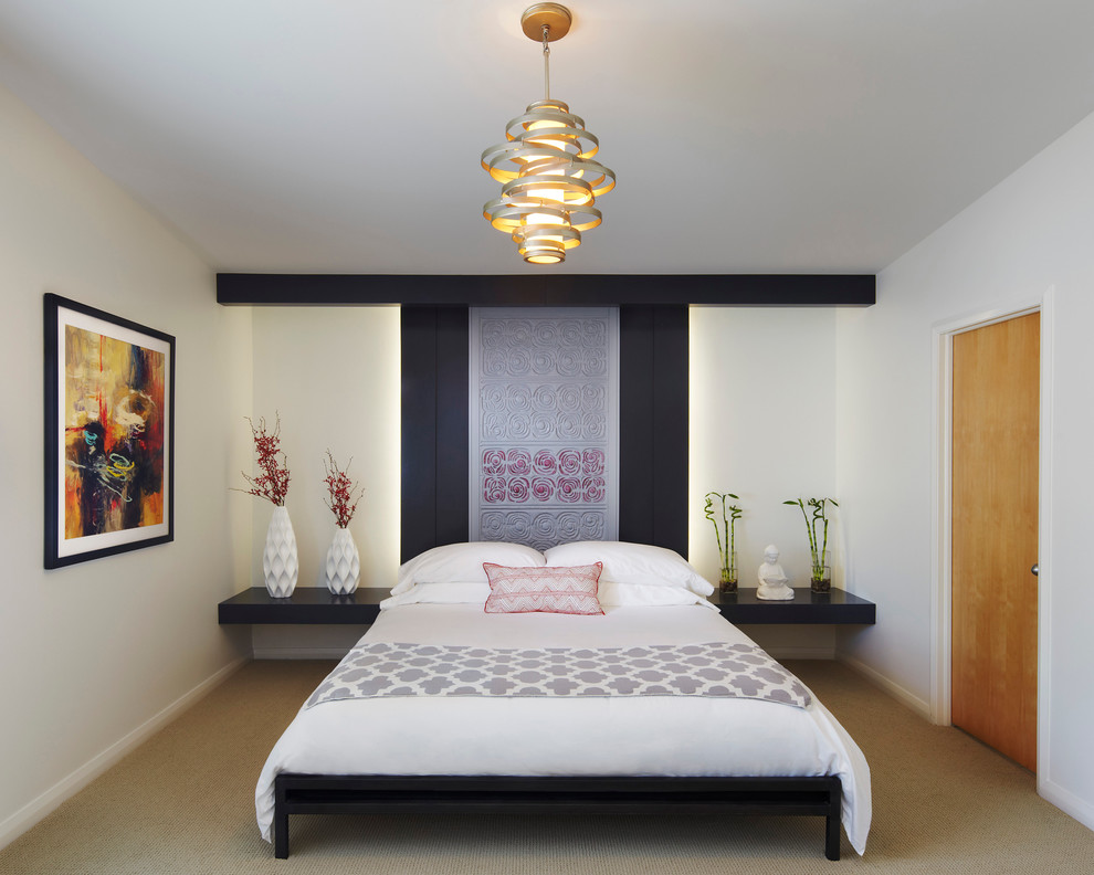 Modelo de dormitorio principal de estilo zen de tamaño medio sin chimenea con paredes blancas, moqueta y suelo beige
