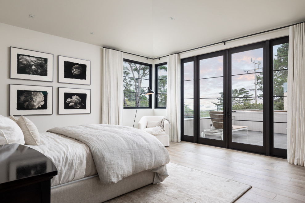 Imagen de dormitorio principal y abovedado actual de tamaño medio sin chimenea con paredes blancas, suelo de madera pintada y suelo marrón