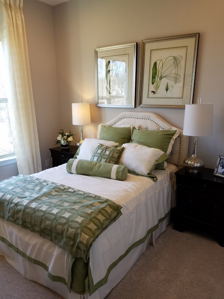 Foto di una piccola camera degli ospiti chic con pareti beige, moquette, nessun camino e pavimento beige