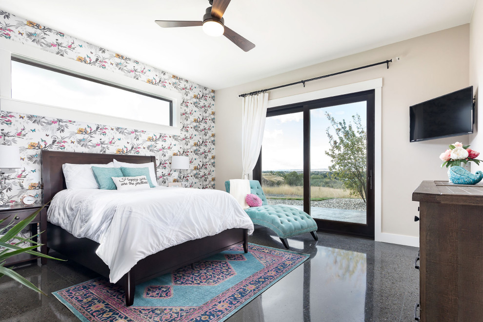 На фото: гостевая спальня среднего размера, (комната для гостей) в современном стиле с бежевыми стенами, бетонным полом и обоями на стенах