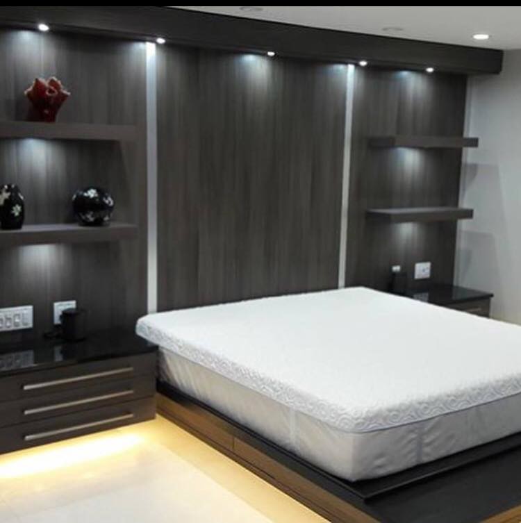Идея дизайна: большая хозяйская спальня в современном стиле с серыми стенами, мраморным полом и бежевым полом без камина