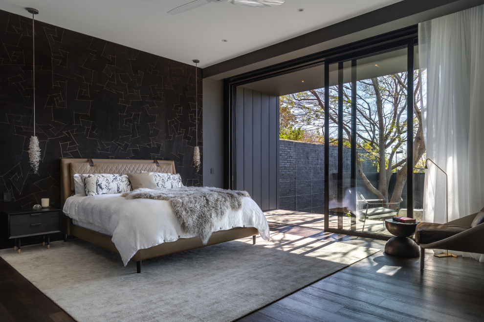 Пример оригинального дизайна: хозяйская спальня в современном стиле с коричневым полом, черными стенами и темным паркетным полом