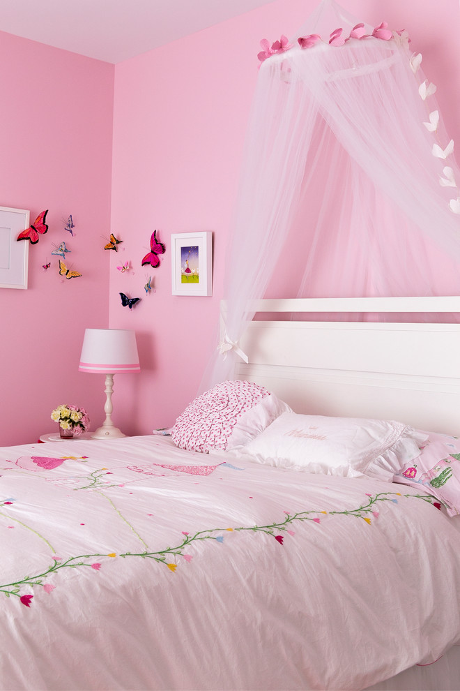 Ispirazione per una grande camera da letto design con pareti rosa e parquet chiaro