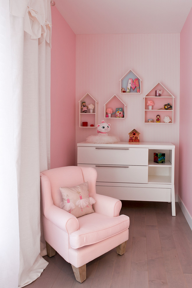 Aménagement d'une grande chambre contemporaine avec un mur rose et parquet clair.
