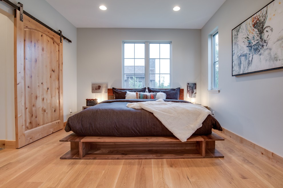 Пример оригинального дизайна: хозяйская спальня среднего размера в современном стиле с белыми стенами, светлым паркетным полом и коричневым полом без камина