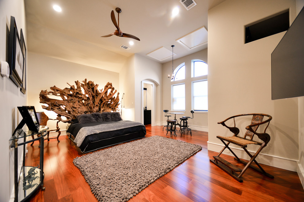 Foto di una grande camera degli ospiti minimal con pareti beige, pavimento in legno massello medio e pavimento marrone