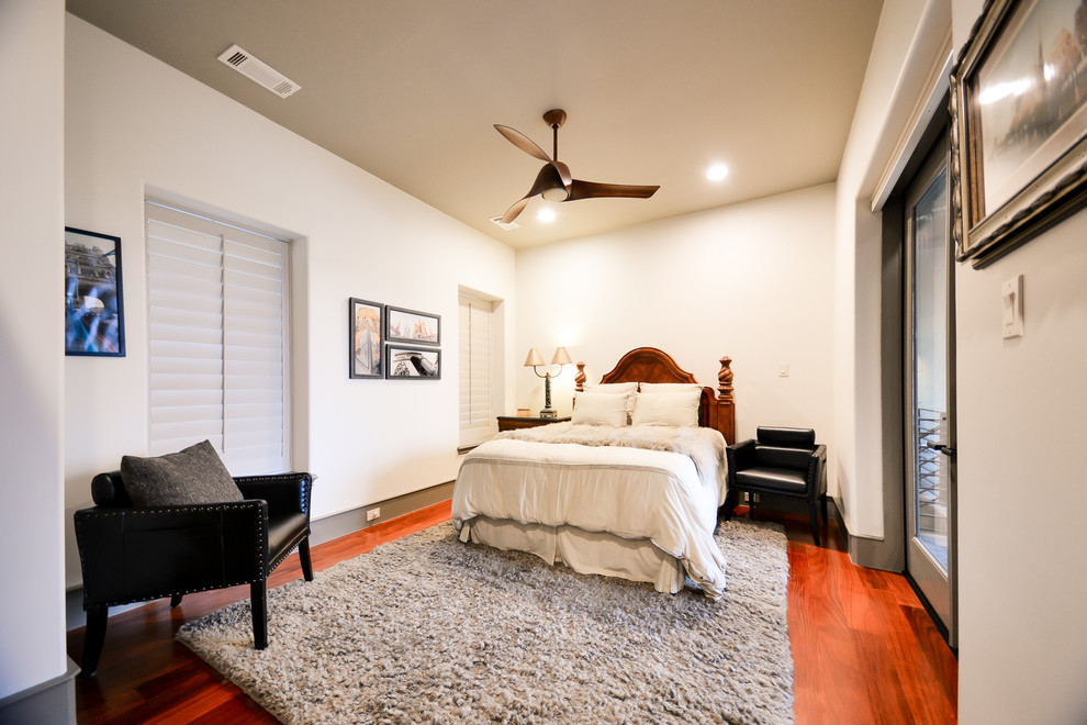 Imagen de habitación de invitados contemporánea grande con paredes beige, suelo de madera en tonos medios y suelo marrón