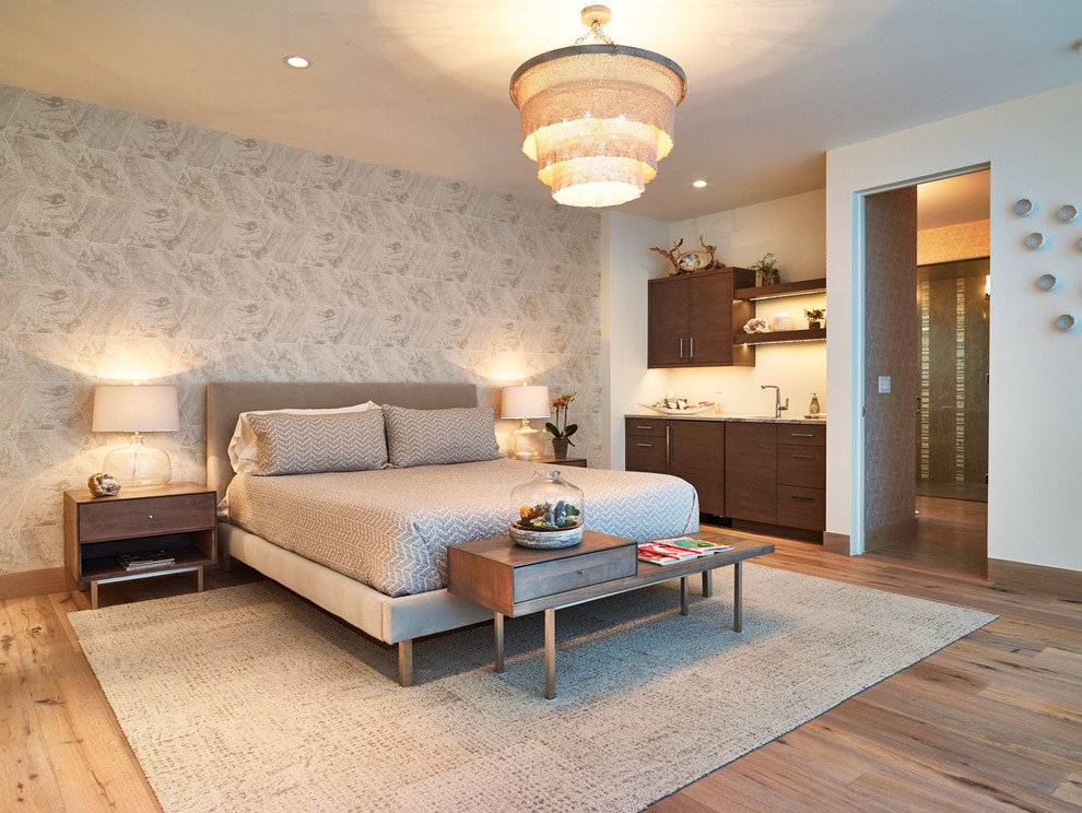Imagen de habitación de invitados actual grande sin chimenea con paredes blancas y suelo de madera clara
